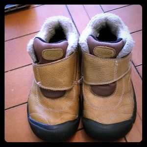 Leather boots with velcro closure